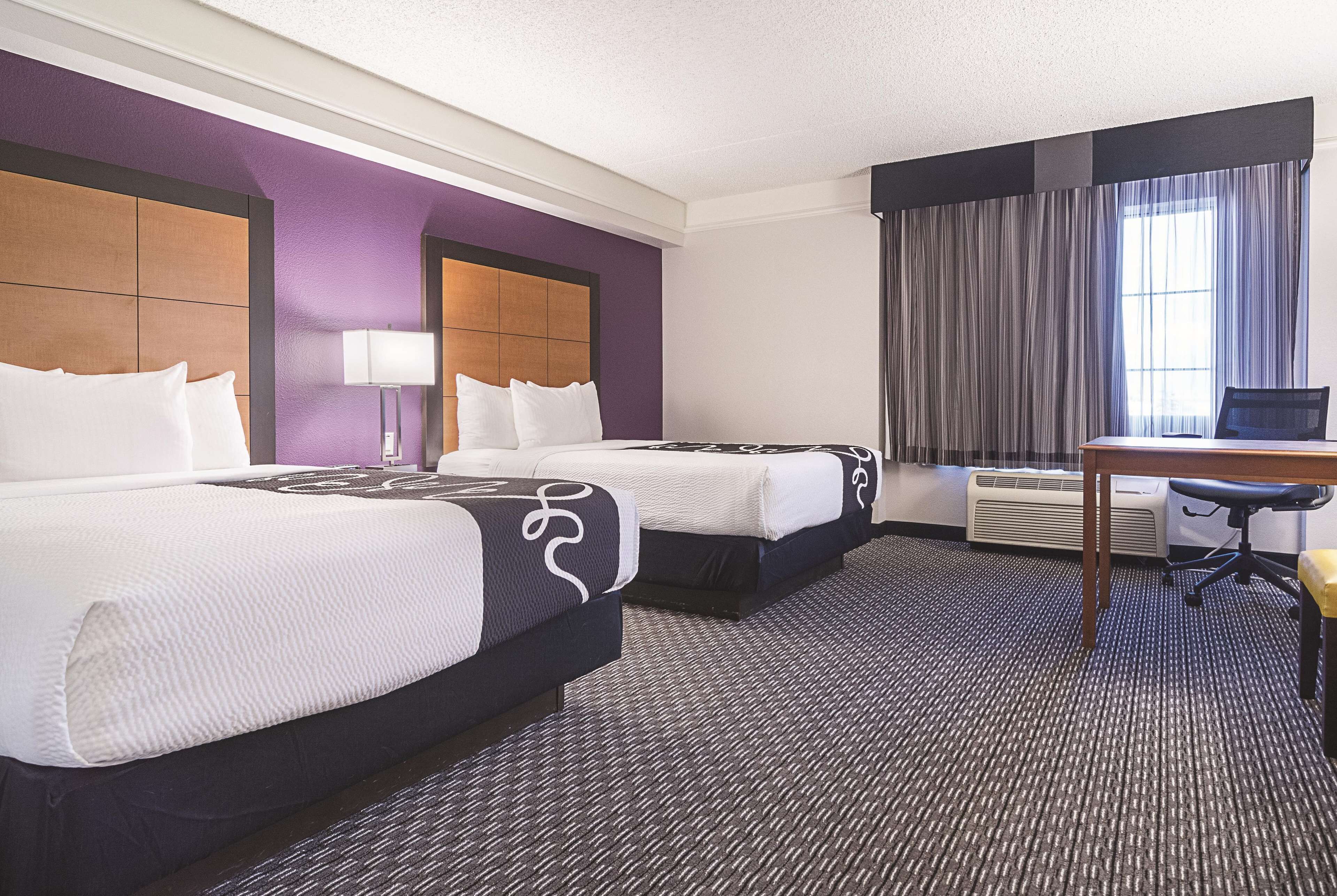 Ropa de cama de alta calidad, escritorio y cortinas blackout 