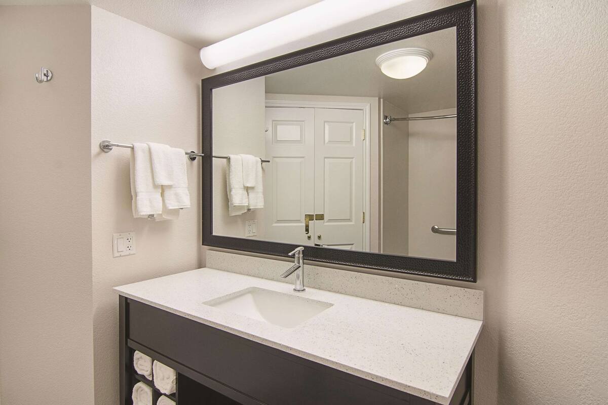 Bathroom | Combined shower/tub, hair dryer, towels