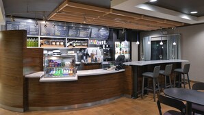 朝食、ディナーに営業