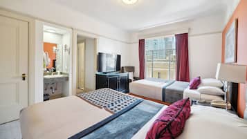 Habitación, 2 camas dobles | Escritorio, tabla de planchar con plancha, wifi gratis y ropa de cama
