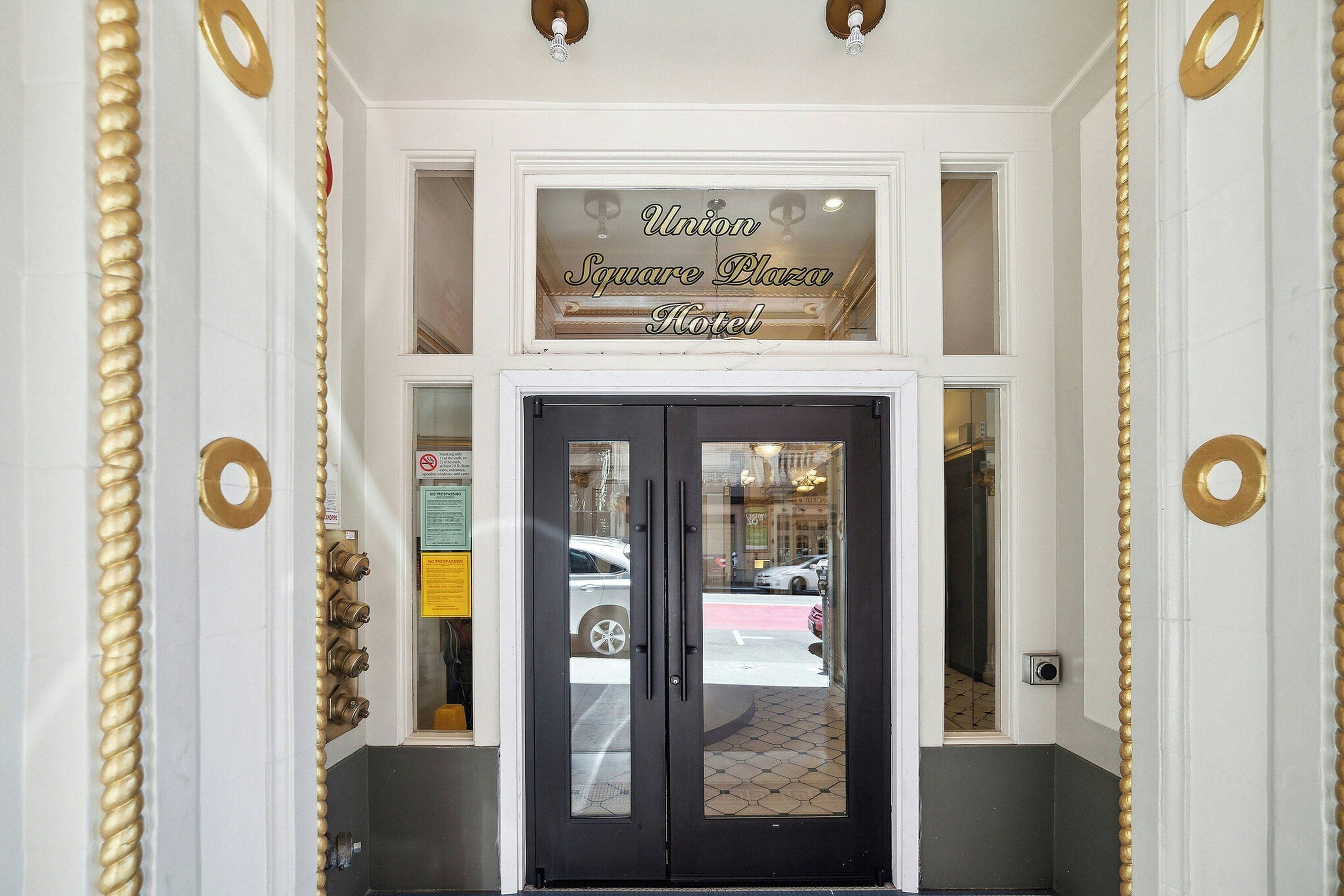 Ein Hotel Eingang mit einem Schild, auf dem 'Union Square Plaza Hotel' steht.