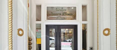 Ein Hotel Eingang mit einem Schild, auf dem 'Union Square Plaza Hotel' steht.