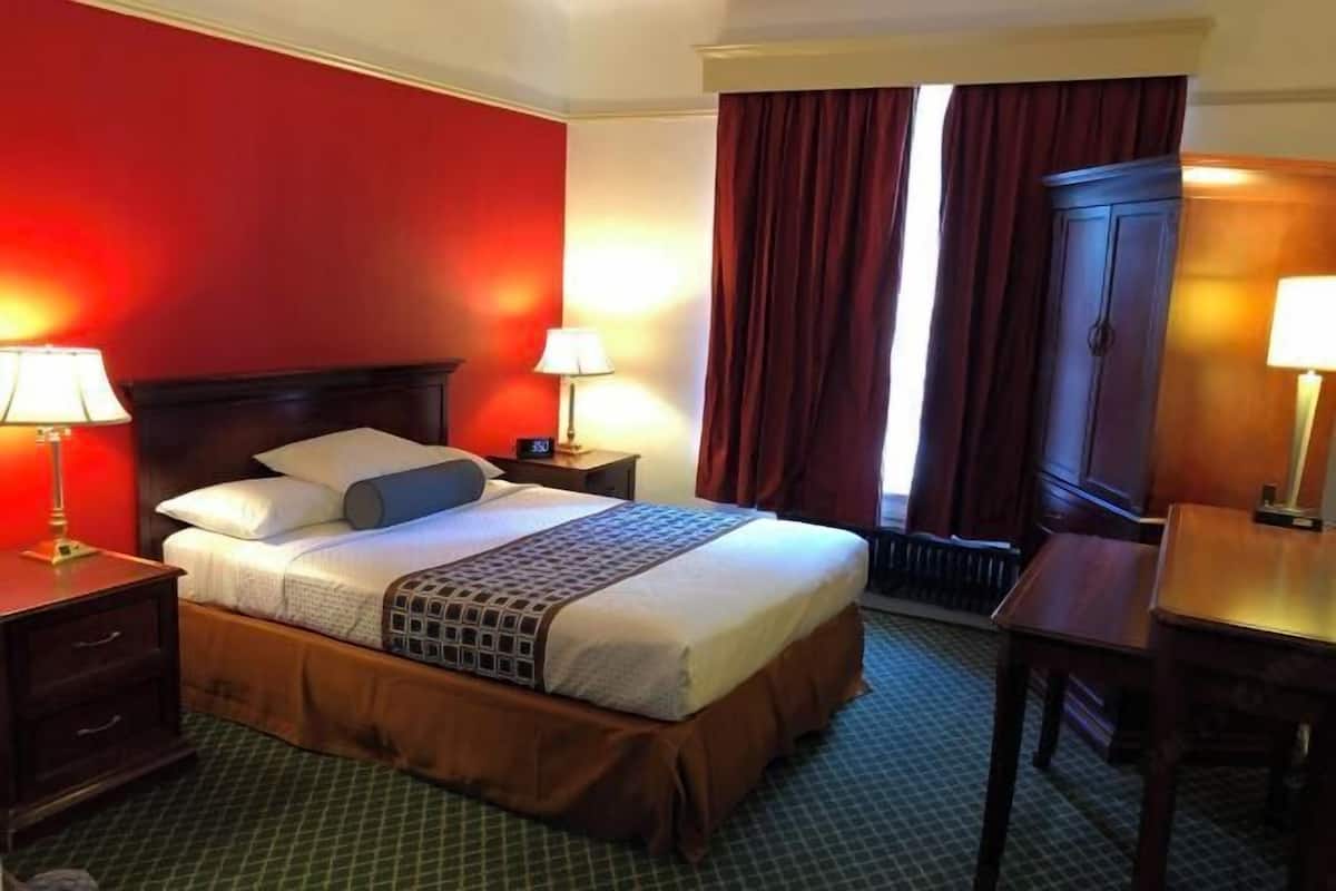 Desk, iron/ironing board, WiFi (free), bed sheets