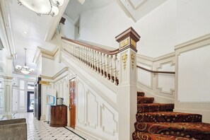 Lobby-lounge