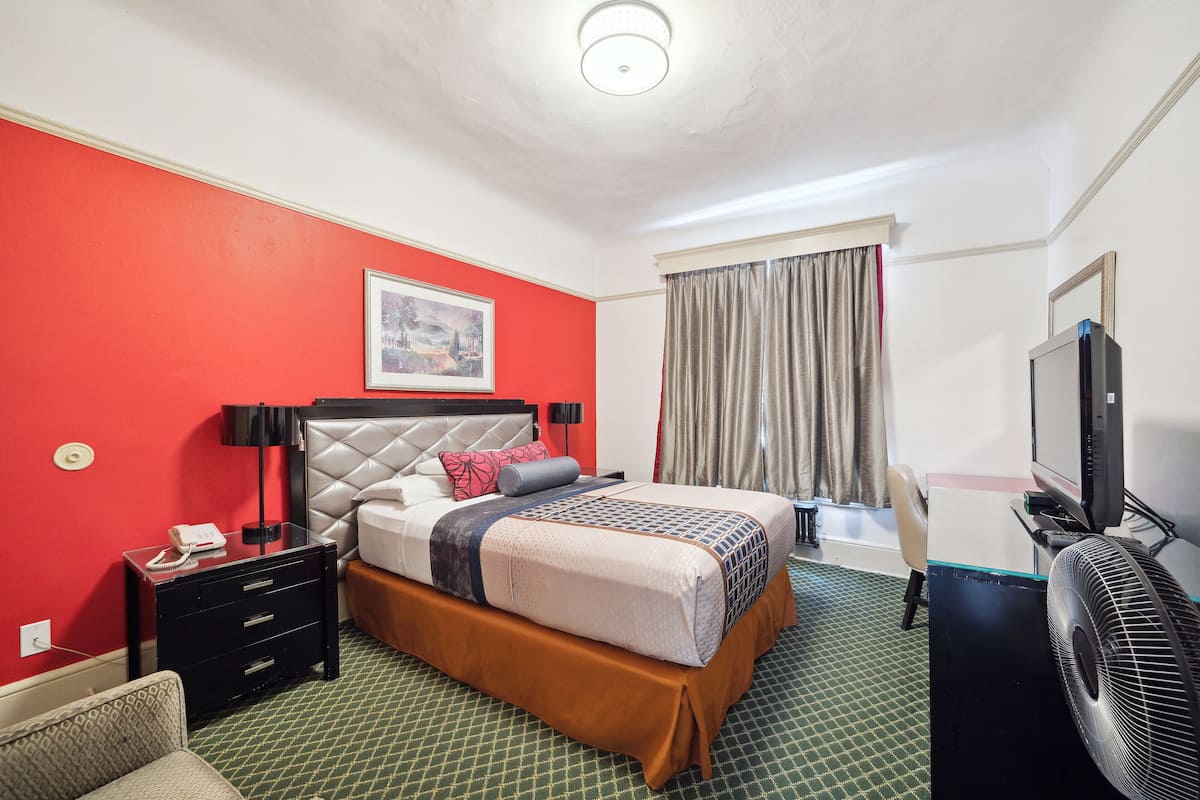 Standard Room, 1 Queen Bed