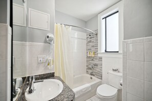 Standard Room, 1 Queen Bed | Bathroom