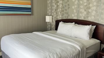 高档床上用品、羽绒被、办公桌、笔记本电脑工作区