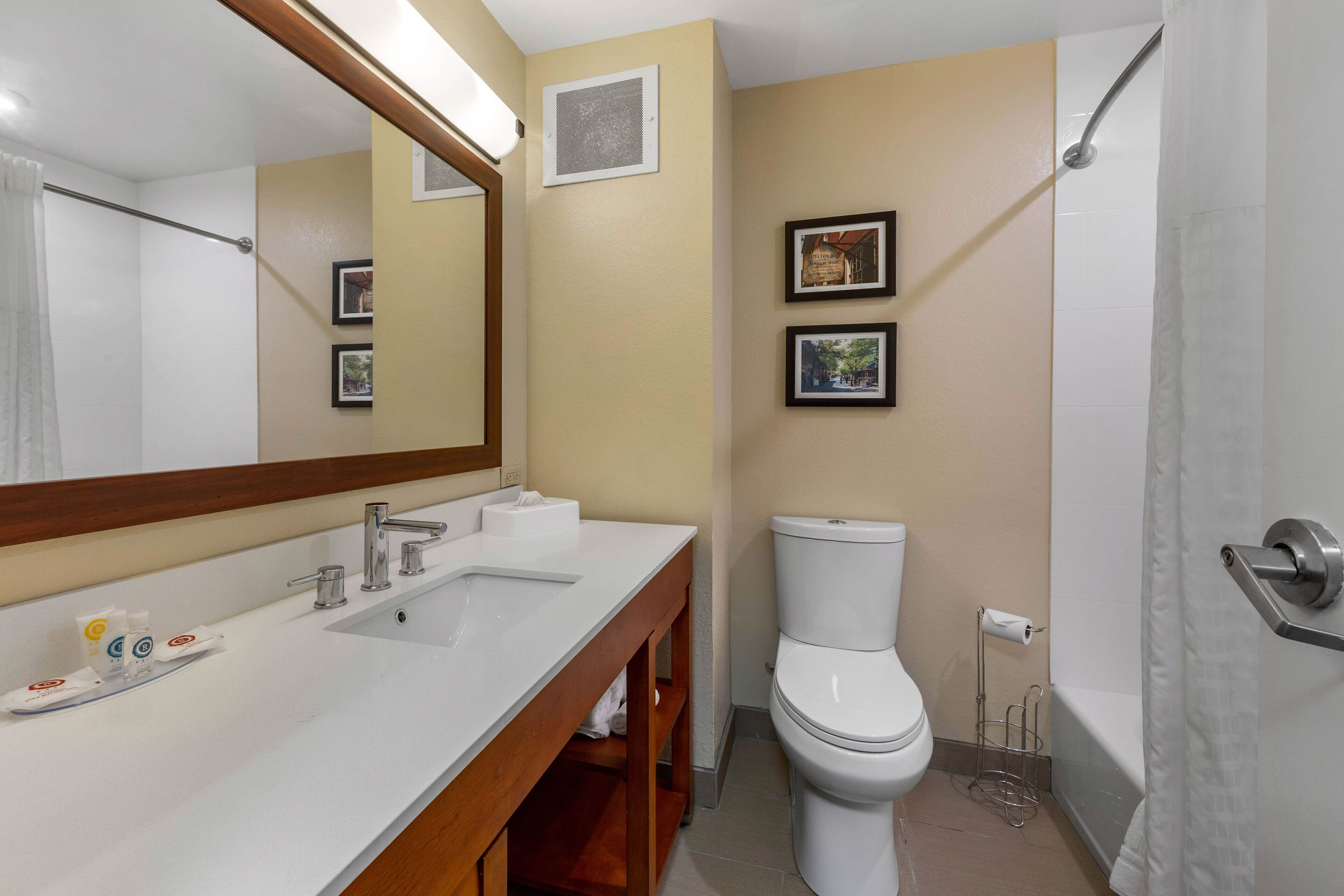 room, 2 queen beds, non smoking | bathroom | combined shower/bathtub, free toiletries, hair dryer, towels