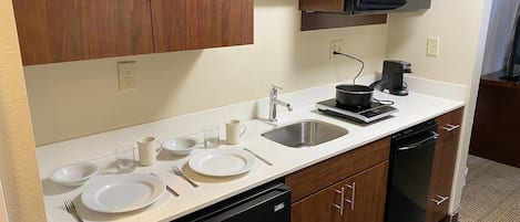 Sviitti, 1 suuri parisänky, tupakointi kielletty | Yksityinen keittonurkkaus | Jääkaappi, mikroaaltouuni, kahvin-/teenkeitin