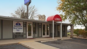A building with a sign for 'Americas Best Value Inn by Vantage' and a 'Lobby' sign. - Americas Best Value Inn Lansing (Lansing)