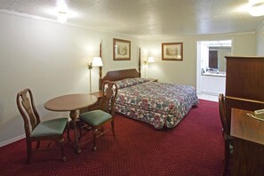 Desk, laptop workspace, Internet, bed sheets - Americas Best Value Inn Lansing (Lansing)