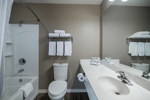 Combined shower/bathtub, hair dryer, towels