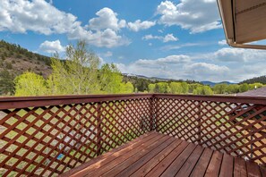 Cortinas opacas, tabla de planchar con plancha, cunas gratuitas