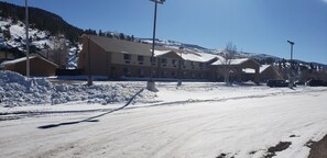 Ein Gebäude mit mehreren Fenstern und einer flachen Decke, umgeben von Schnee.
