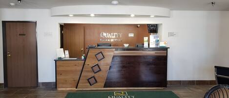 Vastaanottotiski, jossa on kyltti, jossa lukee: ”Quality Inn & Suites South Fork CO.”