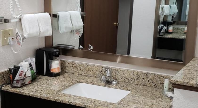 Baño | Tina con regadera, amenidades de baño gratuitas, secadora de cabello 