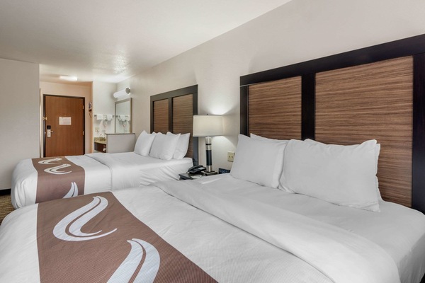 Cortinas blackout, tabla de planchar con plancha y cunas gratuitas
