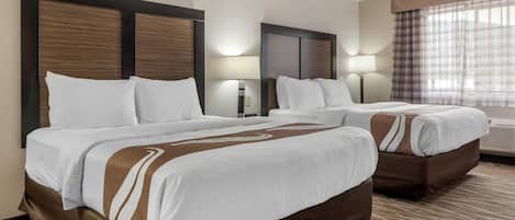 Verduisterende gordijnen, een strijkplank/strijkijzer, gratis babybedden