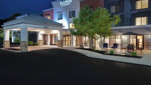 Un hôtel Fairfield by Marriott doté d’une entrée abritée, d’un espace extérieur aménagé et d’une façade bien éclairée.