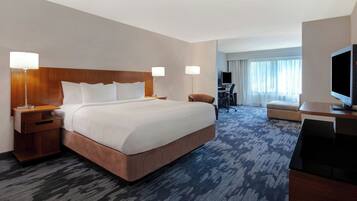 Cubrecamas, caja de seguridad en la habitación y escritorio