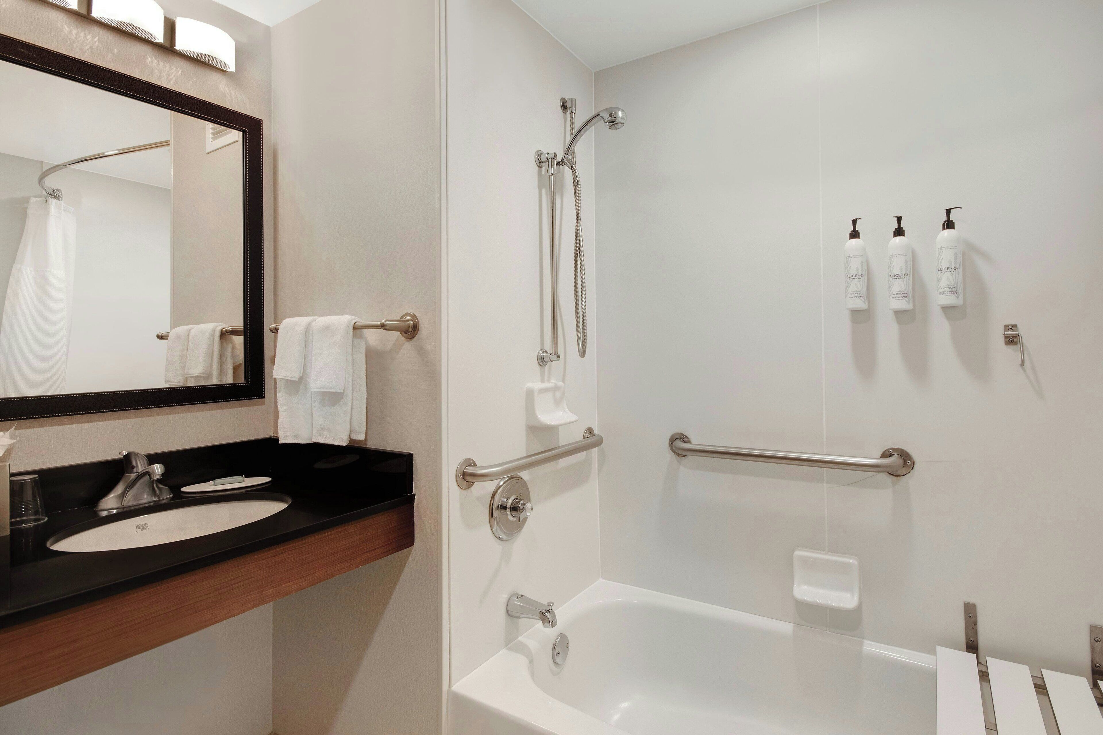 room, 1 queen bed | bathroom | combined shower/bathtub, designer toiletries, hair dryer, towels