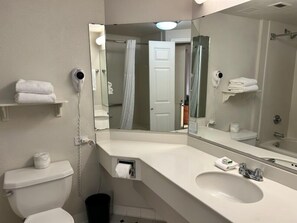 Combined shower/tub, free toiletries, hair dryer, towels - La Quinta Inn & Suites by Wyndham Albuquerque West (Albuquerque)
