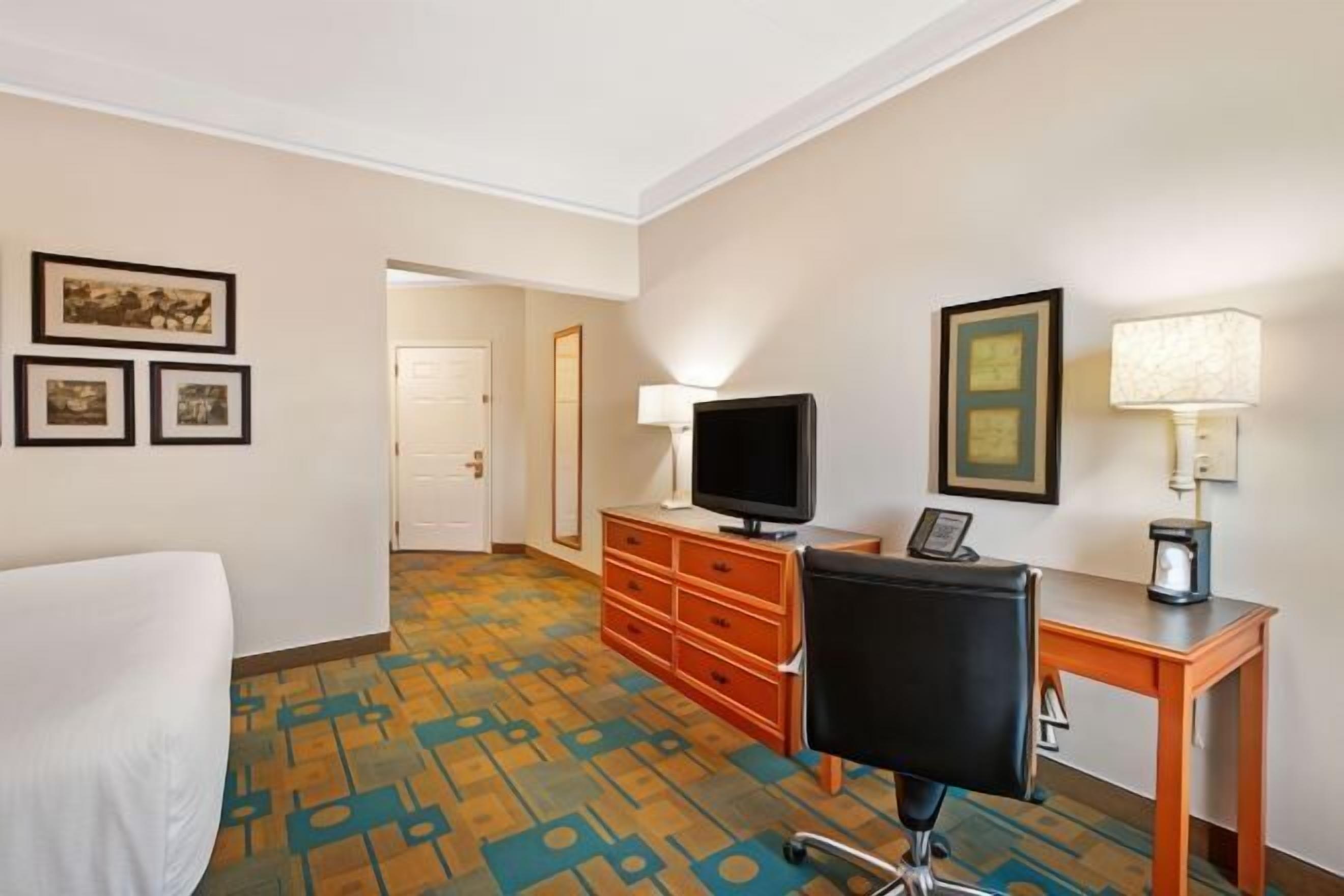 高級寢具、書桌、熨斗/熨衣板、免費搖籃/嬰兒床