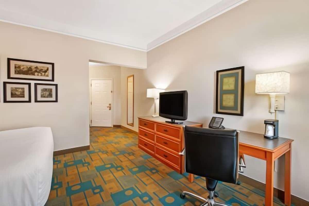 Premium bedding, desk, iron/ironing board, free cribs/infant beds