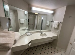 Combined shower/tub, free toiletries, hair dryer, towels - La Quinta Inn & Suites by Wyndham Albuquerque West (Albuquerque)