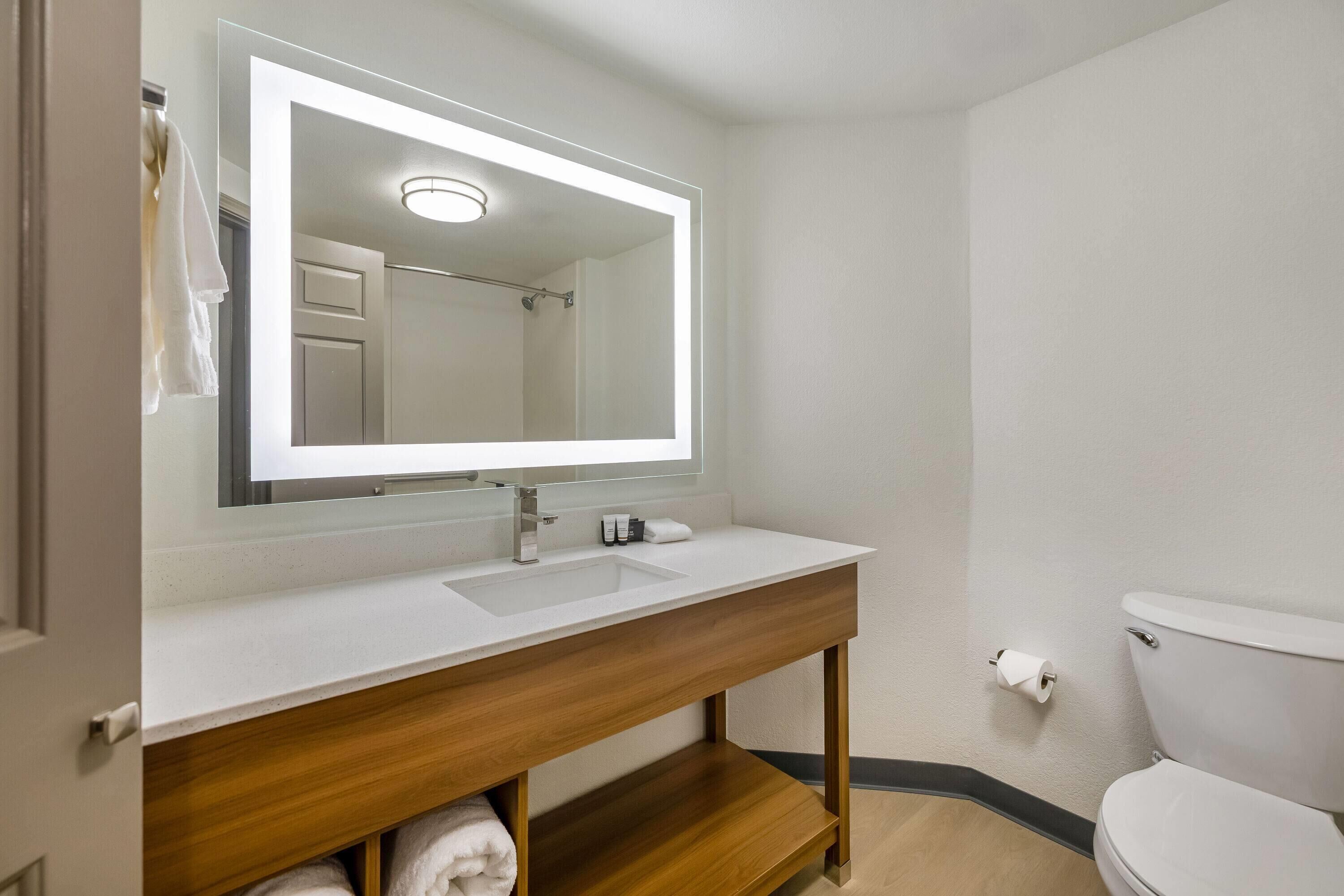 Ducha y bañera combinadas y artículos de higiene personal gratuitos