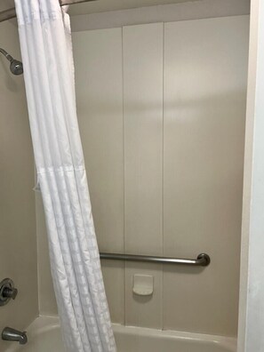 Combined shower/tub, free toiletries, hair dryer, towels - La Quinta Inn & Suites by Wyndham Albuquerque West (Albuquerque)