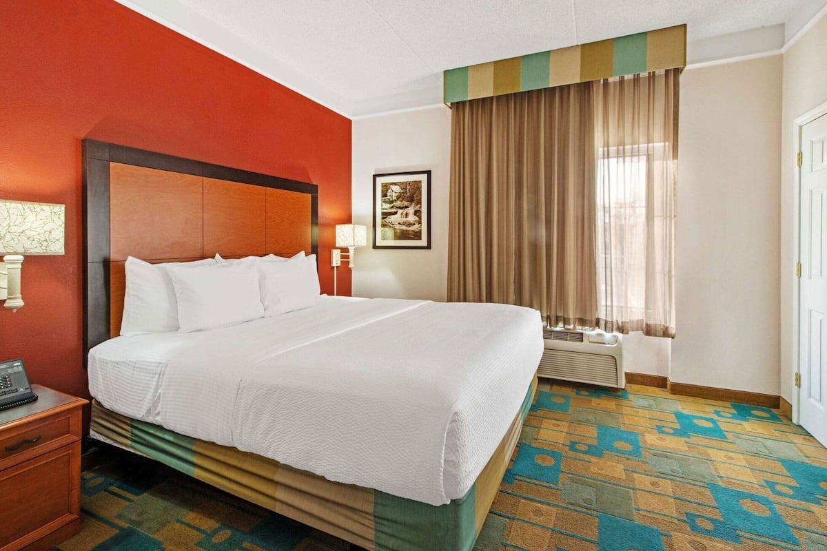 Premium bedding, desk, iron/ironing board, free cots/infant beds