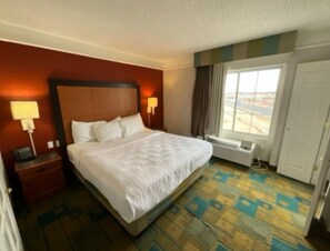 Premium bedding, desk, iron/ironing board, free cribs/infant beds - La Quinta Inn & Suites by Wyndham Albuquerque West (Albuquerque)
