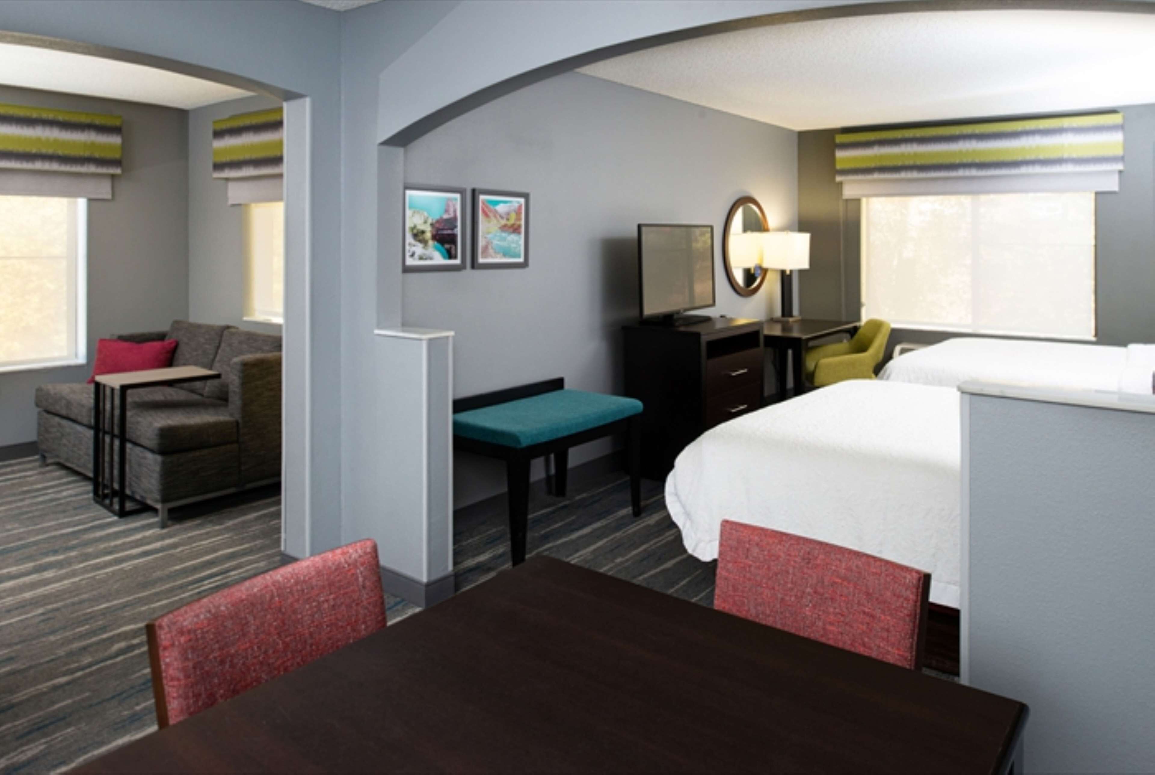 Suite | Hypo-allergenic bedding, in-room safe, desk, laptop workspace