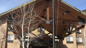 A building with a covered entrance, stone facade, and two signs indicating 'Diamond Elite Parking'. - Hampton Inn Glenwood Springs (Glenwood Springs)