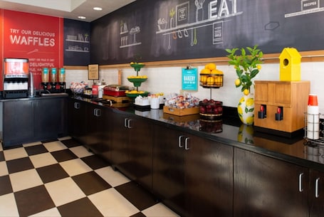 Café da manhã com buffet grátis todos os dias. Hampton Inn Glenwood Springs