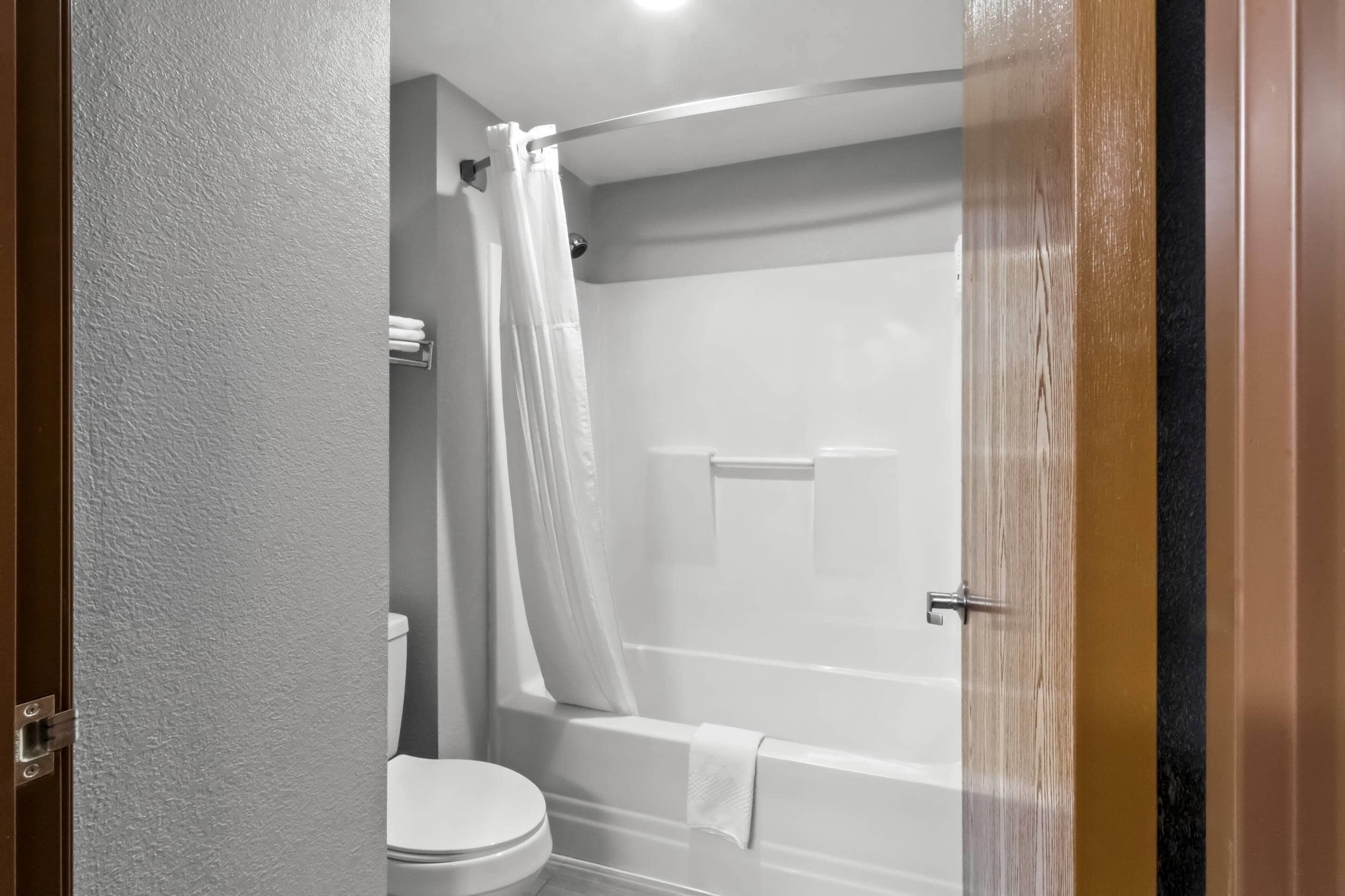Ein Badezimmer mit Toilette, Badewanne und Duschvorhang.