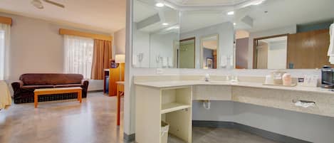 Suite, 1 cama King size y sofá cama, para no fumadores | Ropa de cama de alta calidad y espacio para trabajar con laptop