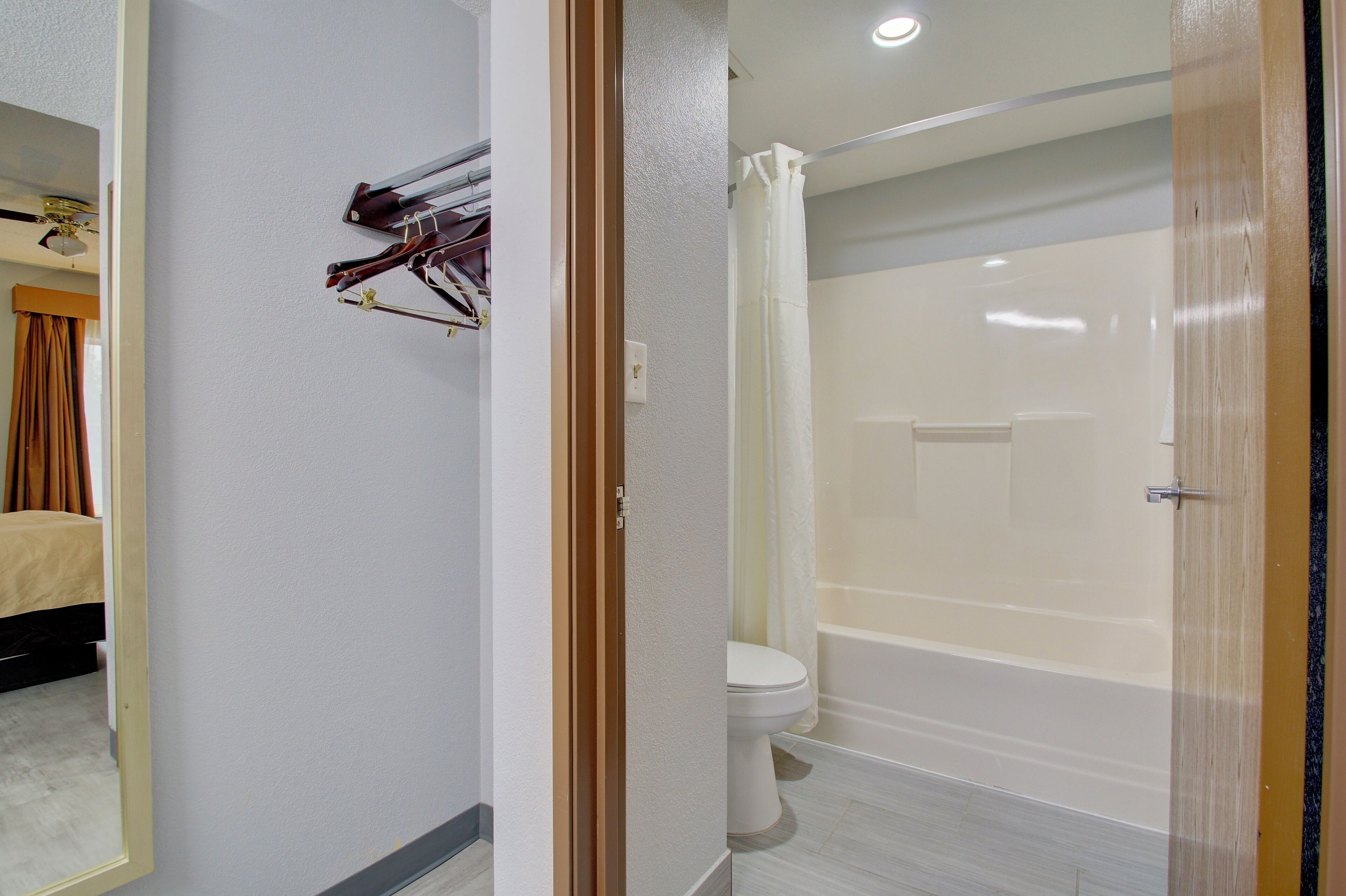Un baño con inodoro, bañera y cortina de ducha.