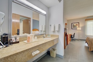 Room, 1 Queen Bed, Accessible, Non Smoking | Premium bedding, laptop workspace, soundproofing, iron/ironing board - Quality Inn & Suites CVG Airport (Hebron)