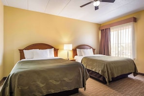 Premium bedding, laptop workspace, soundproofing, iron/ironing board - Quality Inn & Suites CVG Airport (Hebron)