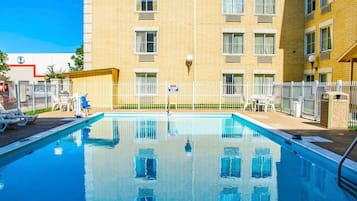 Una piscina al aire libre de temporada