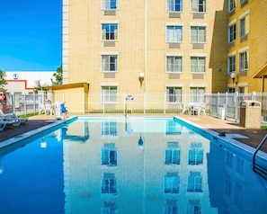 Una piscina al aire libre de temporada