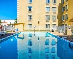 Una piscina al aire libre de temporada