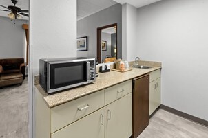 Suite, 1 King Bed with Sofa bed, Non Smoking | Premium bedding, laptop workspace, soundproofing, iron/ironing board