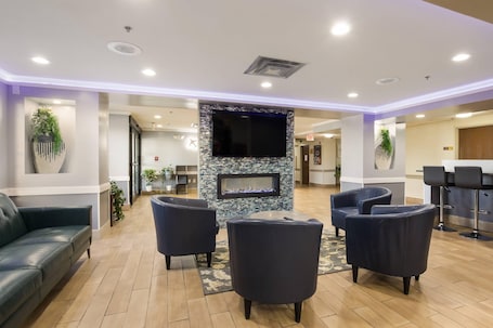 Lobby. Quality Inn & Suites CVG Airport