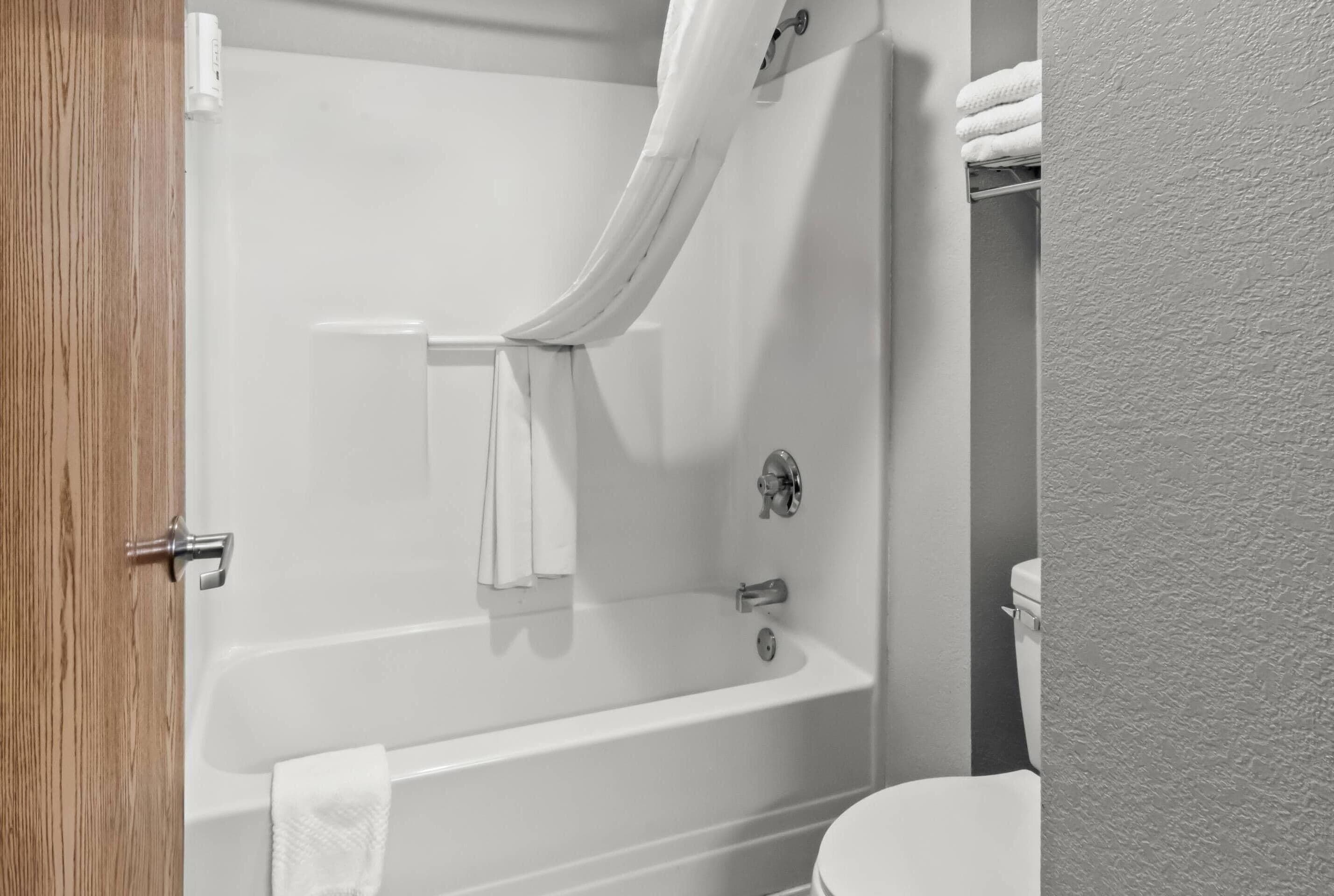Une salle de bain avec une baignoire, des toilettes et un porte-serviettes.