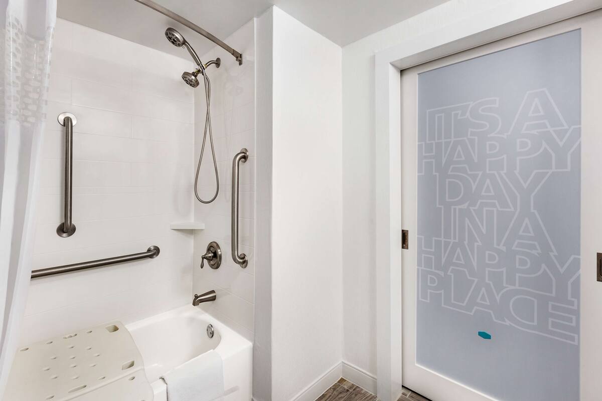 room, 1 king bed, accessible, bathtub | bathroom | hair dryer, towels