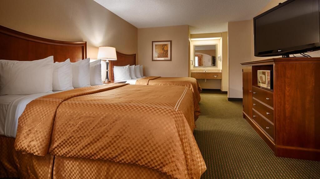 In-room safe, desk, laptop workspace, iron/ironing board