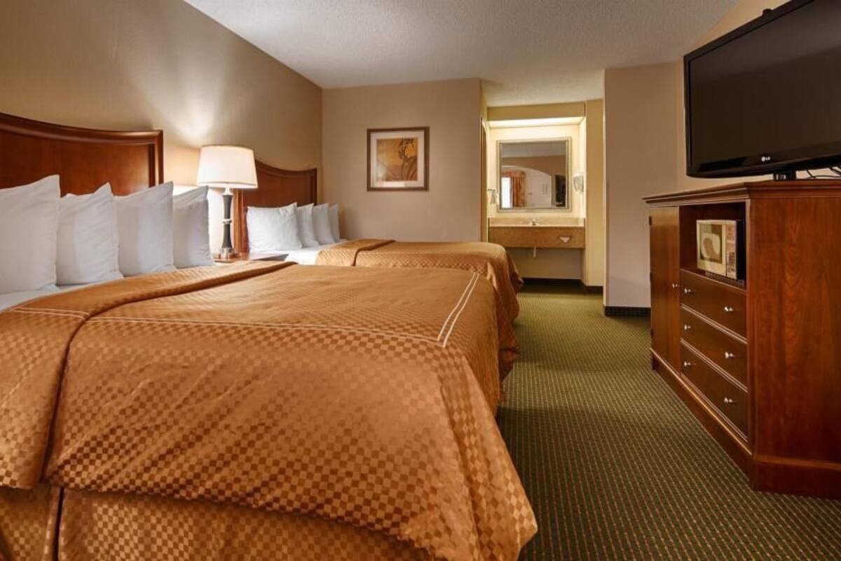 In-room safe, desk, laptop workspace, iron/ironing board